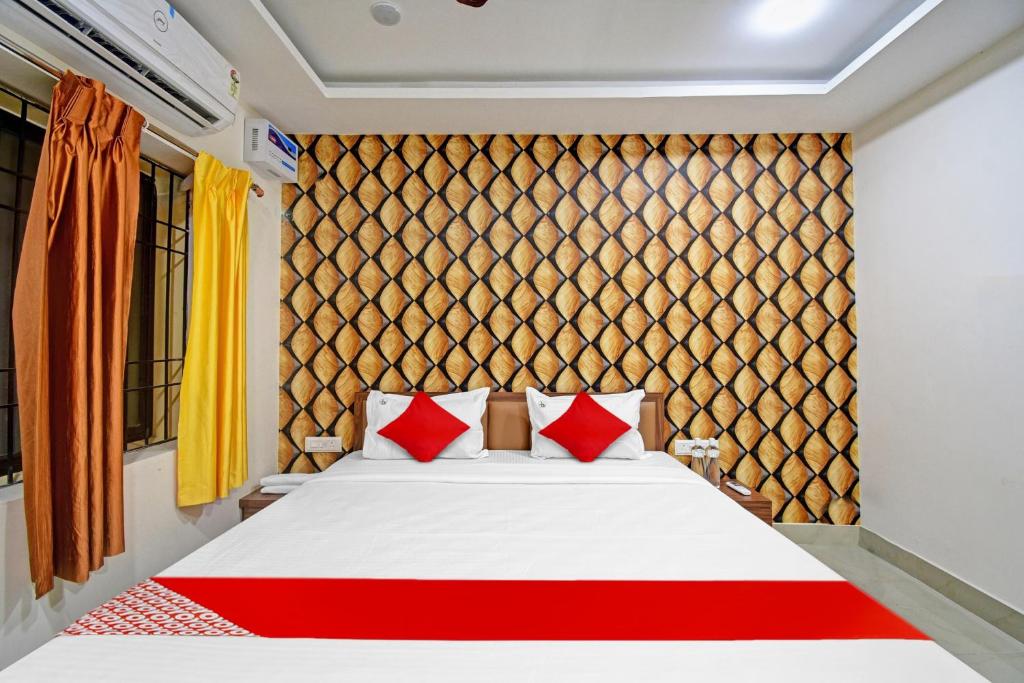Postel nebo postele na pokoji v ubytování Hotel O Shri Ashirbad Palace