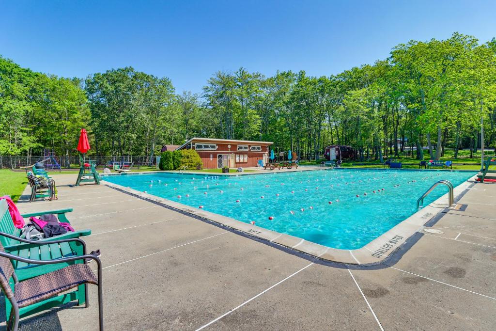 Bazén v ubytování Home with Pool and Lake in Jim Thorpe 6 Mi to Dtwn! nebo v jeho okolí