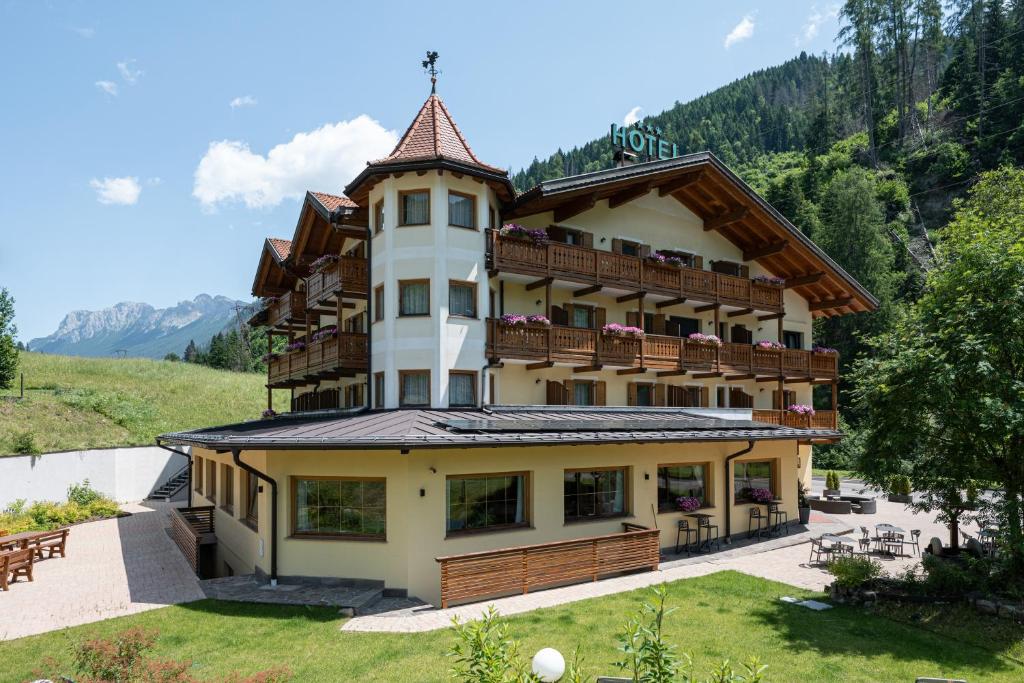 Nespecifikovaný výhled na hory nebo výhled na hory při pohledu z hotelu