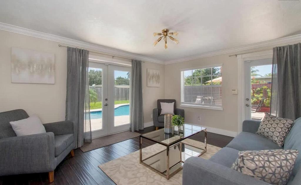 Posezení v ubytování Sunlit Escape 3BR and 2BA with Private Pool and Backyard