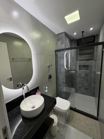 een badkamer met een wastafel, een toilet en een douche bij Studio Sezerdelo in Rio de Janeiro