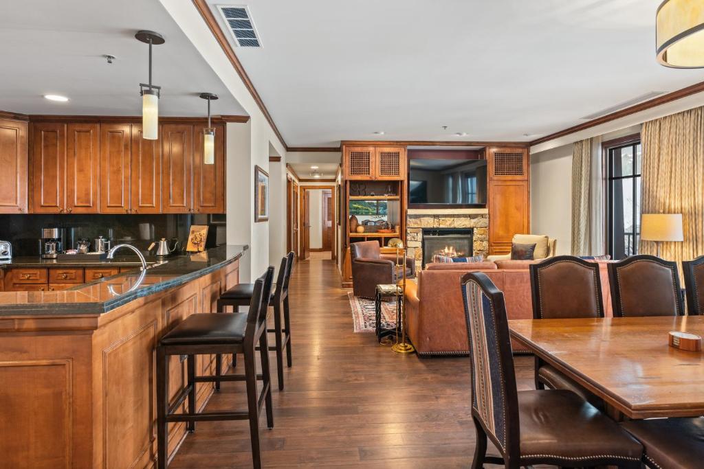Køkken eller tekøkken på The Ritz-Carlton Club, 3 Bedroom Residence 8308, Ski-in & Ski-out Resort in Aspen Highlands
