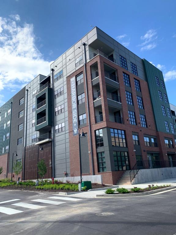 un grande edificio in mattoni all'angolo di una strada di Harbor Haven, Just 2 miles from Beale! a Memphis