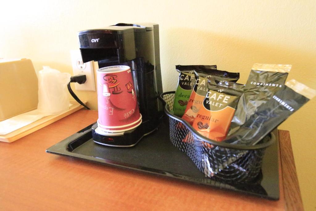 Příslušenství pro přípravu čaje a kávy v ubytování Shamrock Country Inn