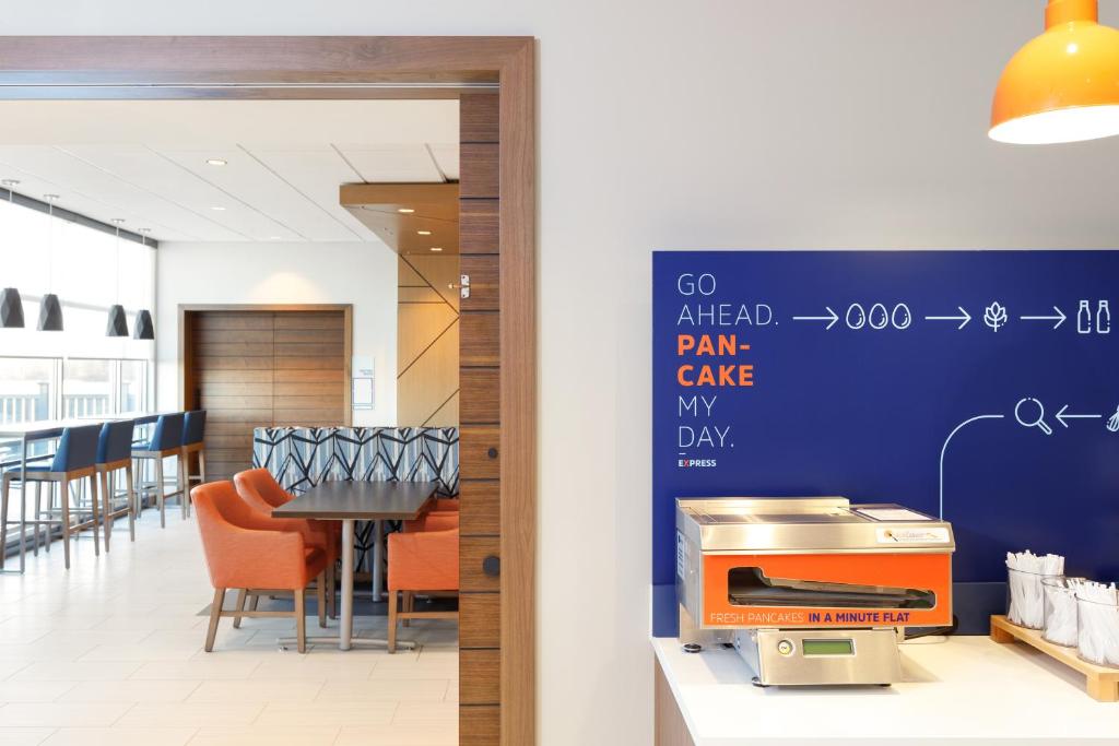 Holiday Inn Express Hotel & Suites Cincinnati Southeast Newport by IHG photo