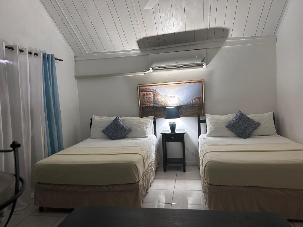 Postel nebo postele na pokoji v ubytování Firefly Beach Cottages