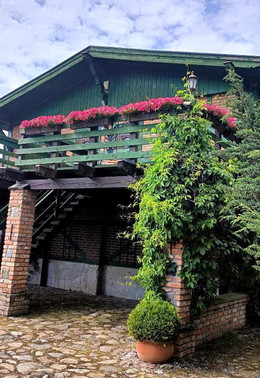 a building with a bunch of flowers on it at Lisia Góra nad jeziorem Łebsko in Izbica
