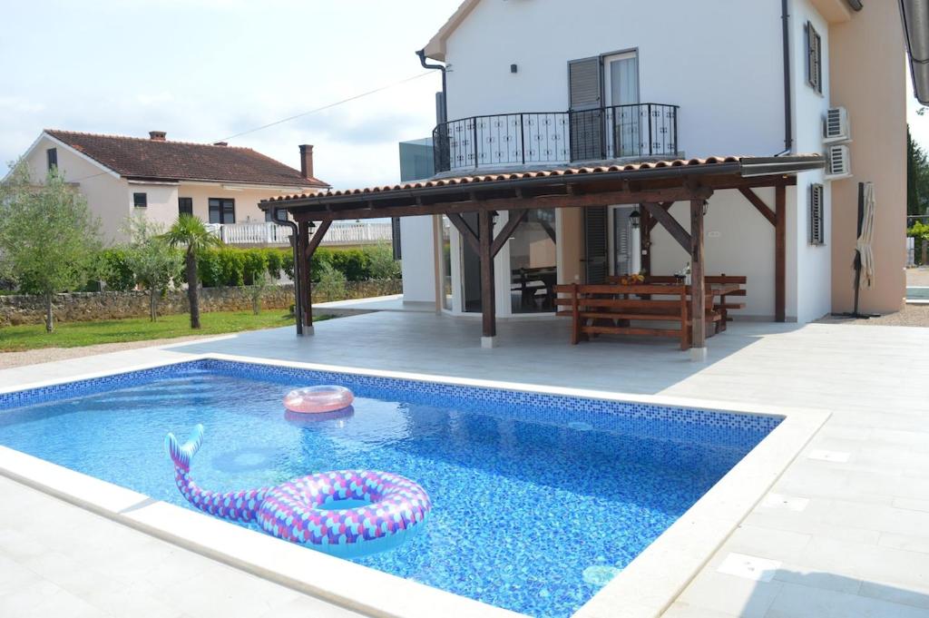 にあるPeaceful villa Terezaの家の前にあるプール