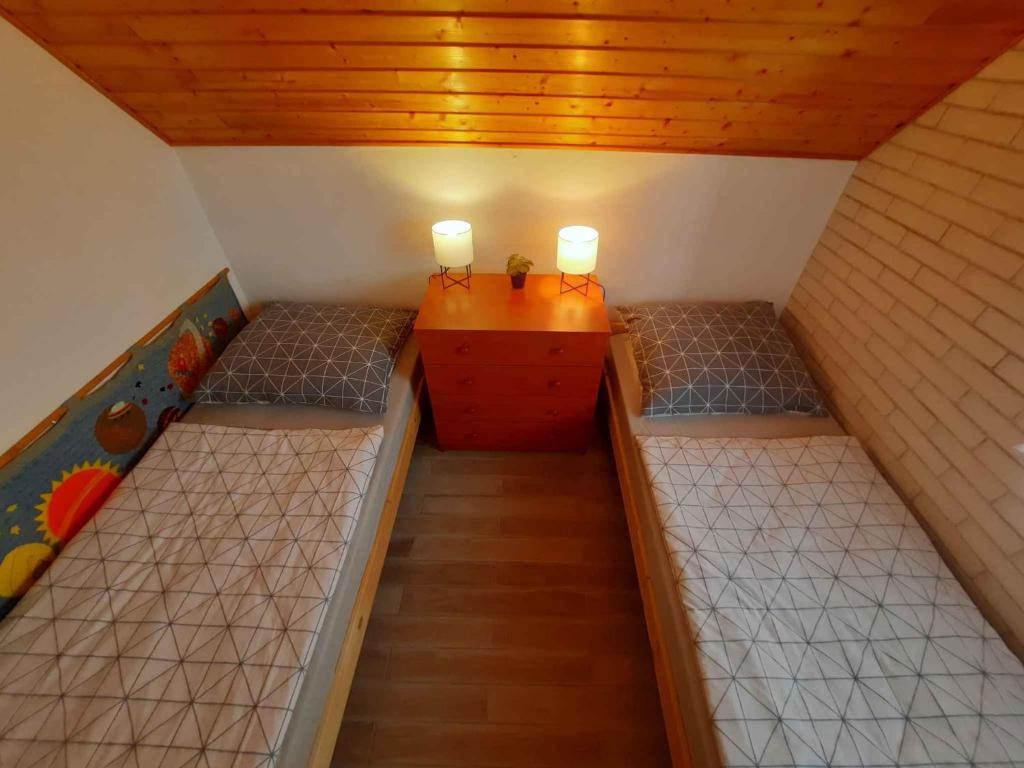 Łóżko lub łóżka w pokoju w obiekcie Holiday home in Balatongyörök 42694