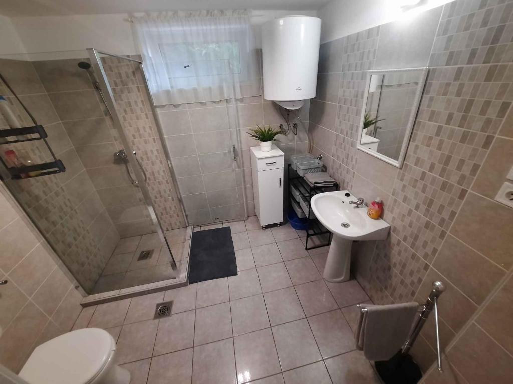 łazienka z prysznicem, toaletą i umywalką w obiekcie Holiday home in Balatongyörök 42694 w mieście Balatongyörök