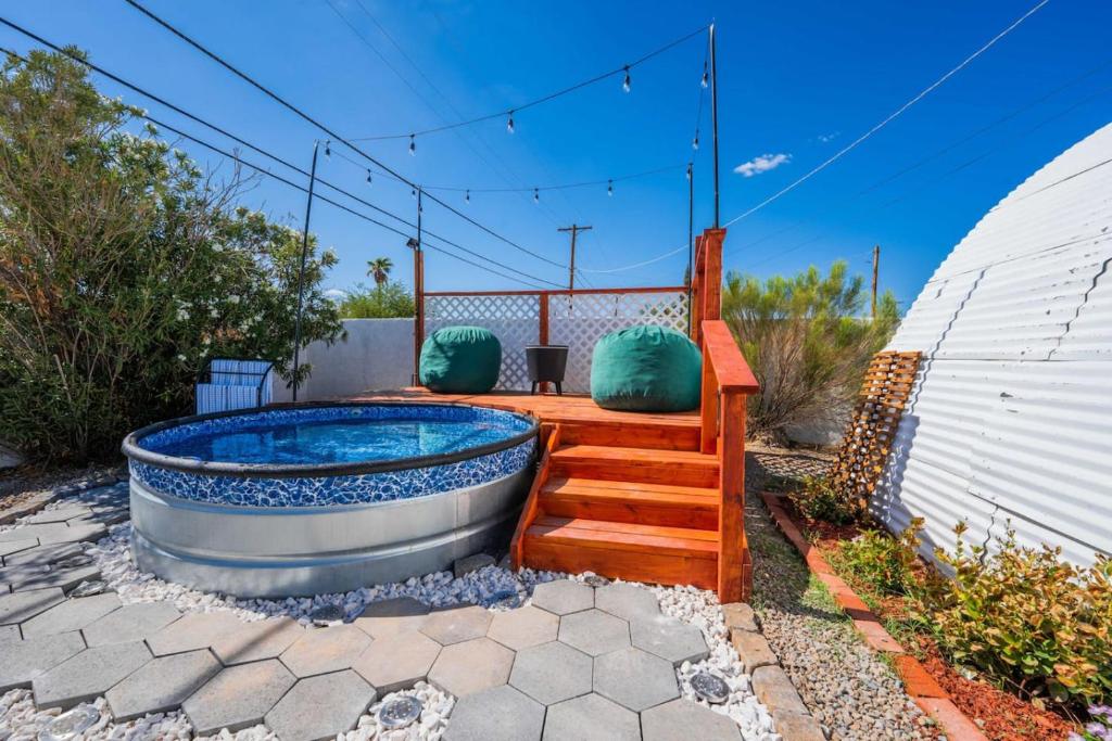 un jacuzzi en el patio trasero de una casa en Pool, Deck, Fire-Pit - 5 min to UofA & Downtown, en Tucson