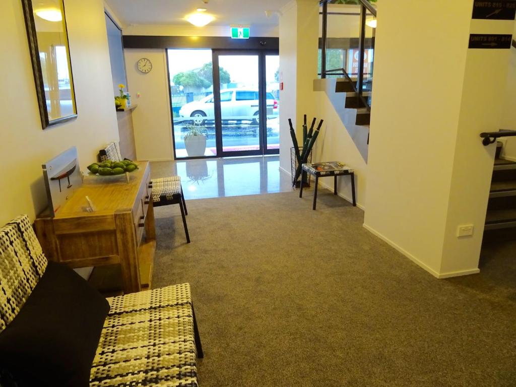 Posezení v ubytování BKs Premier Motel Hamilton