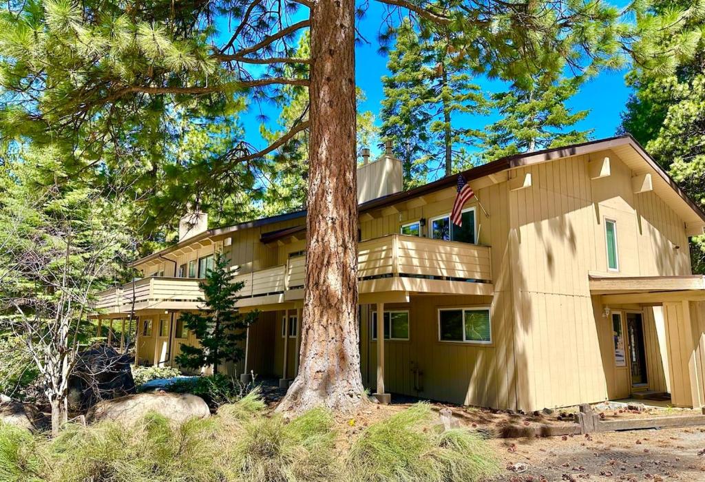 een huis met een boom ervoor bij Tahoe Townhome-Lake-Beach-Pool-Amenities in Incline Village