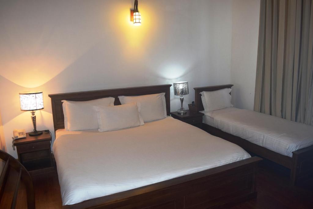 Postel nebo postele na pokoji v ubytování Daffodil's Hotel