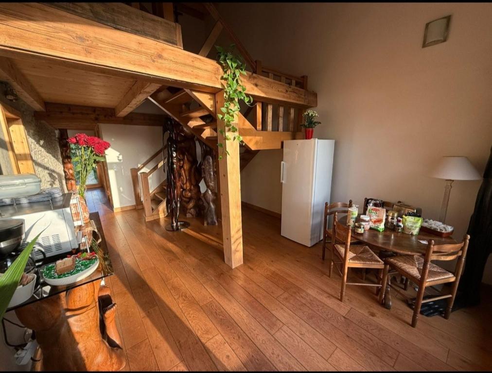内顿斯Séjour paisible près de Genève的配有桌子和冰箱的厨房和餐厅