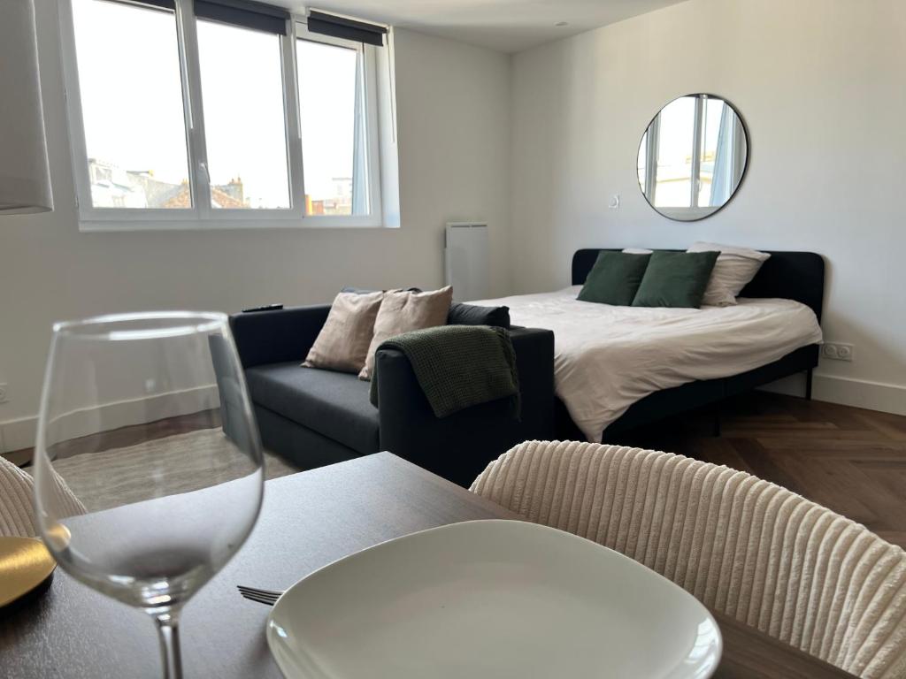 Ruang duduk di La suite - King bed - Spacieux - Calme