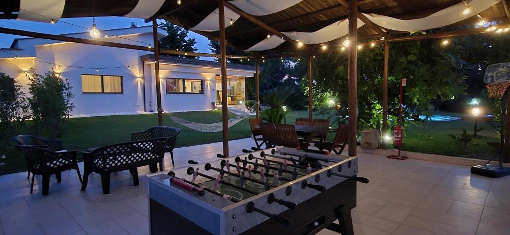 une terrasse avec une cuisinière et une table dans l'établissement ALFA COUNTRY HOUSE Villa Salento, à Lequile