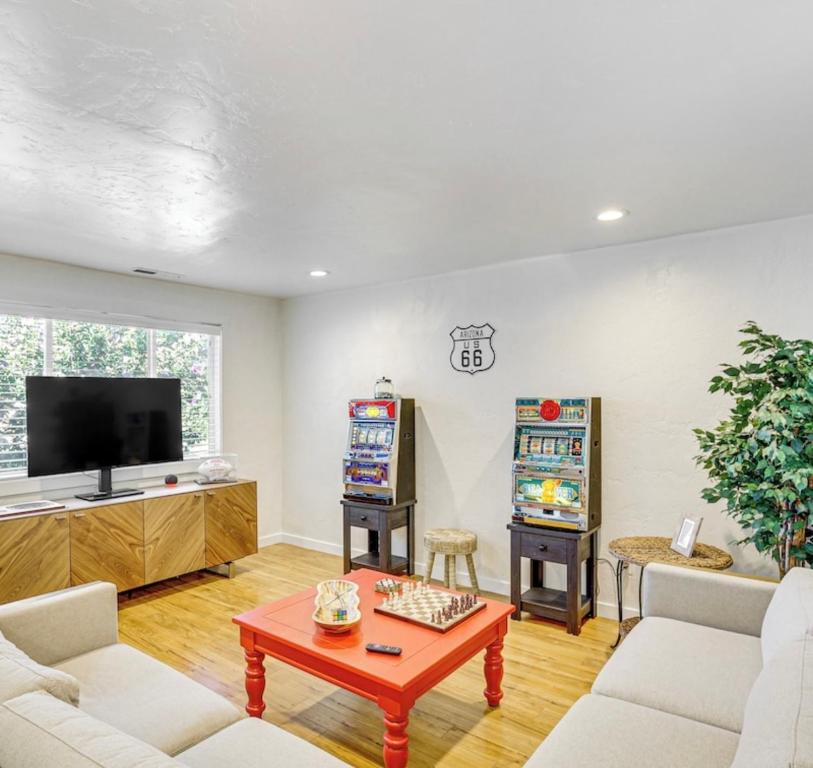 Μια τηλεόραση ή/και κέντρο ψυχαγωγίας στο Game Night Condo, Downtown - Bsu - Darts & More!