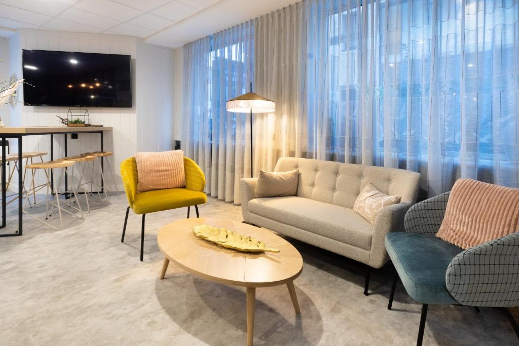 TV a/nebo společenská místnost v ubytování Garner Hotel Cologne - Engelbertz by IHG
