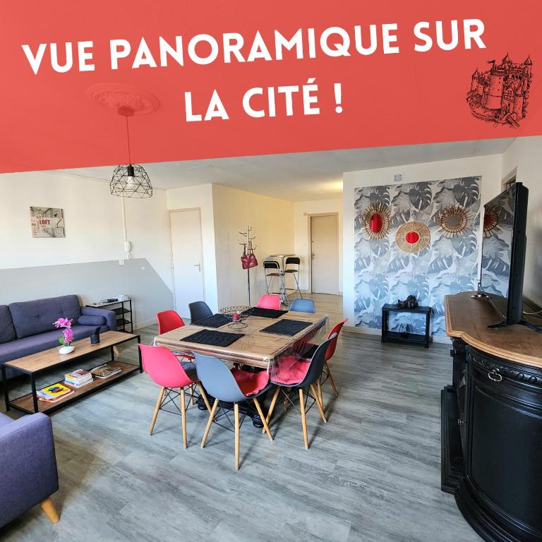 un salon avec une table et des chaises dans l'établissement Grand appartement vue sur la Cité !, à Carcassonne