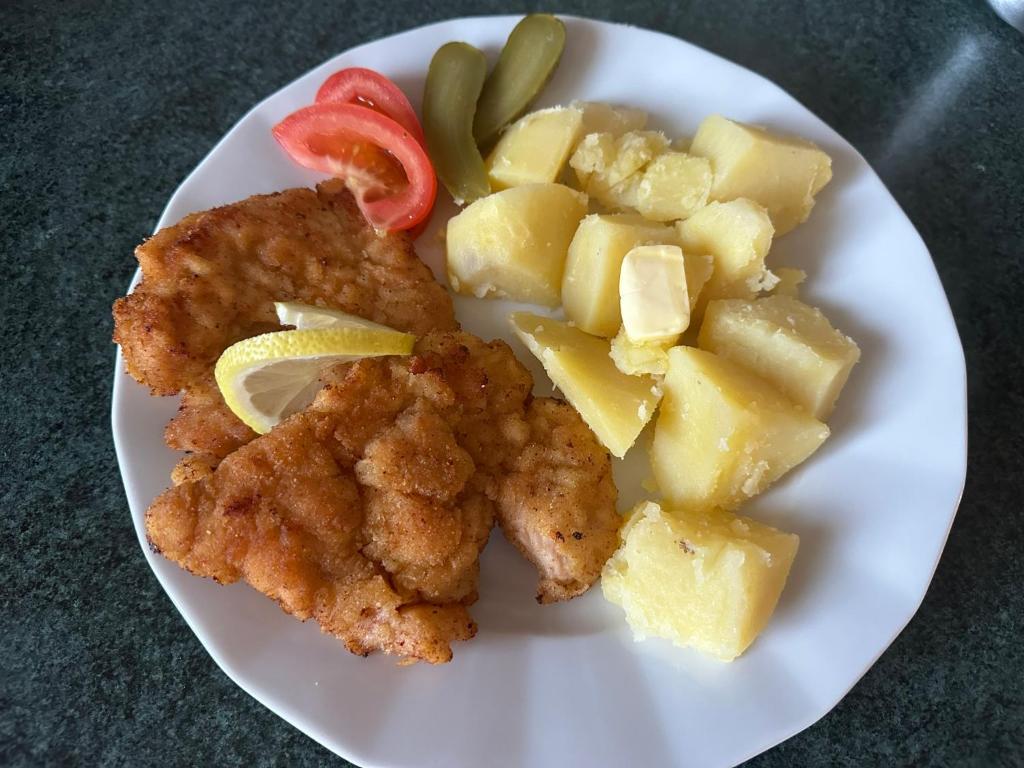 Jídlo v penzionu nebo okolí