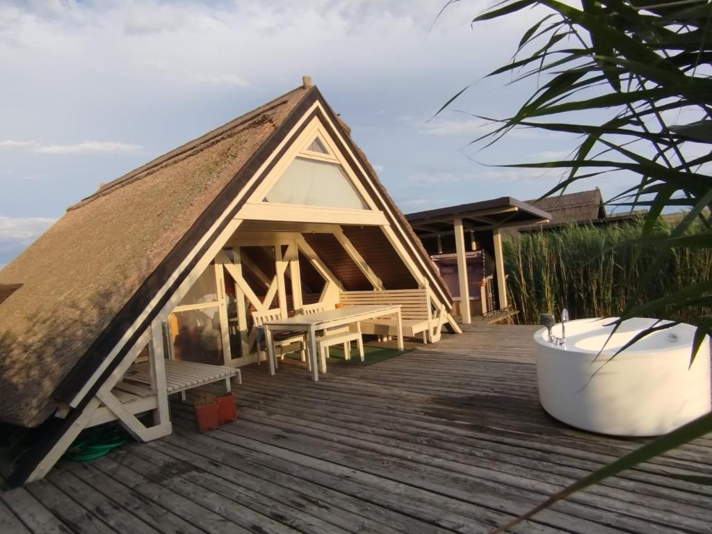 Vonkajšia záhrada v ubytovaní Pfahlbau Sunset II Toplage inklusive Elektroboot
