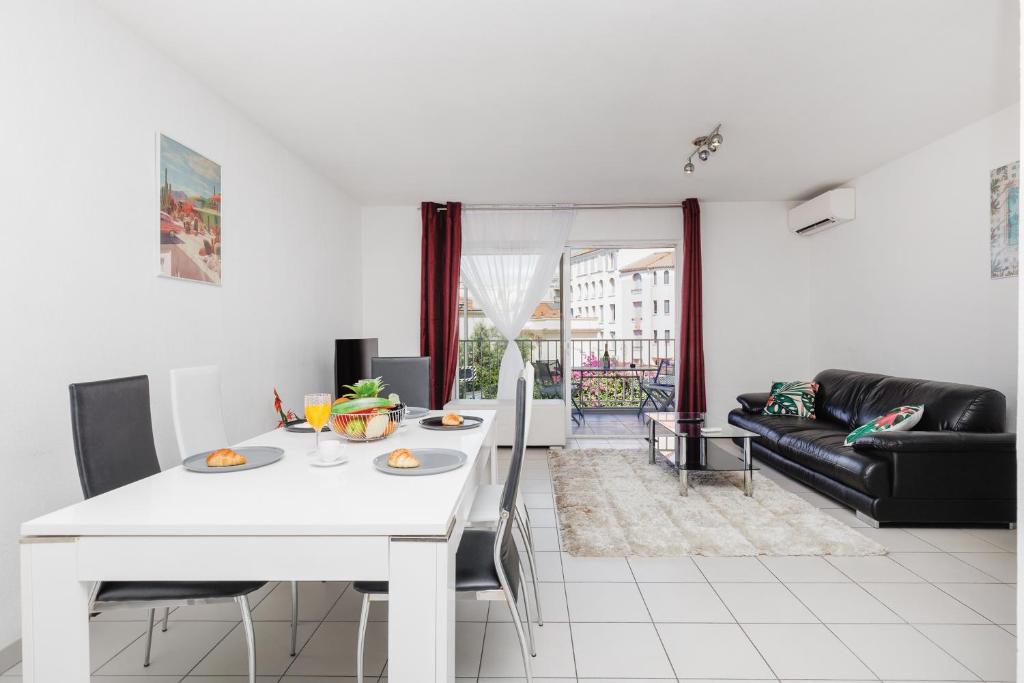 un salon avec une table blanche et un canapé dans l'établissement Cannes Maria YourHostHelper, à Cannes