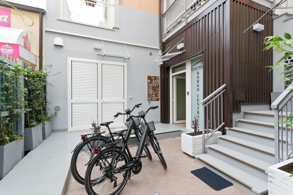 dwa rowery zaparkowane przed budynkiem w obiekcie New Pescara City b&b w mieście Pescara