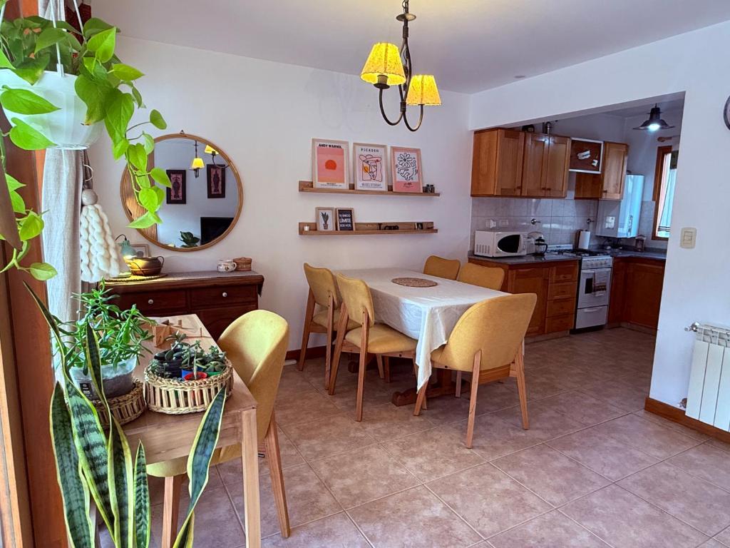 圣马丁德洛斯Duplex en el centro del pueblo con balcón terraza Ñire13的厨房兼餐厅，配有桌椅