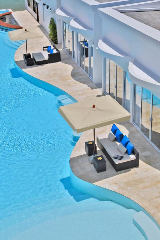 Bazén v ubytování The Privilege Hotel Ezra Beach Club nebo v jeho okolí