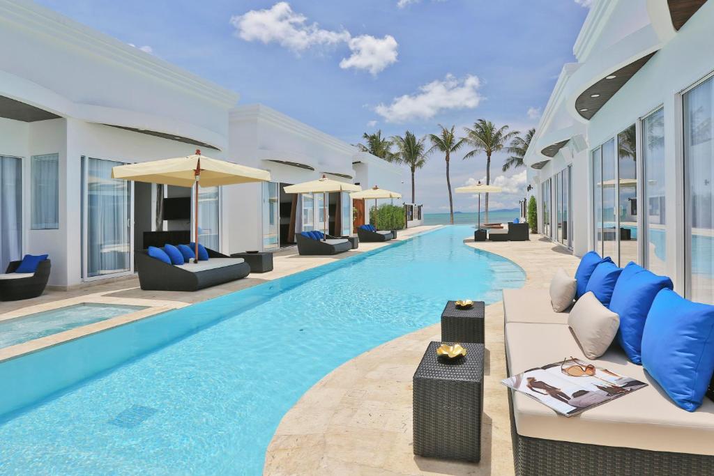 Bazén v ubytování The Privilege Hotel Ezra Beach Club nebo v jeho okolí