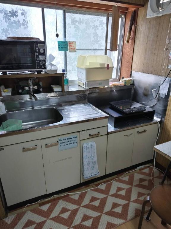 Kuchyň nebo kuchyňský kout v ubytování Hostel みんか松本