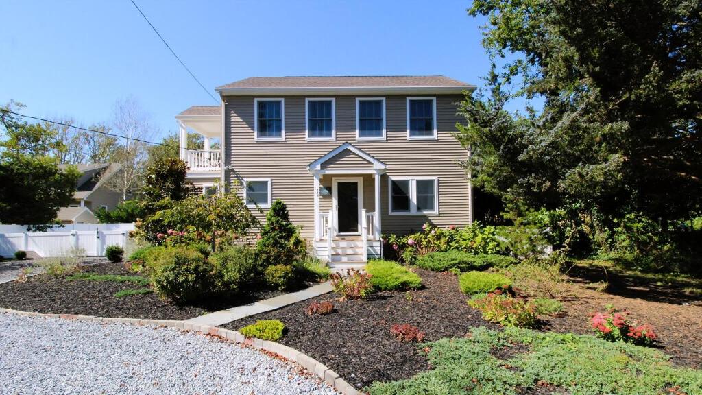 una casa con un jardín delante de ella en Coastal Hideaway, en West Cape May