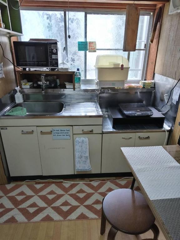 Kuchyň nebo kuchyňský kout v ubytování Hostel みんか松本