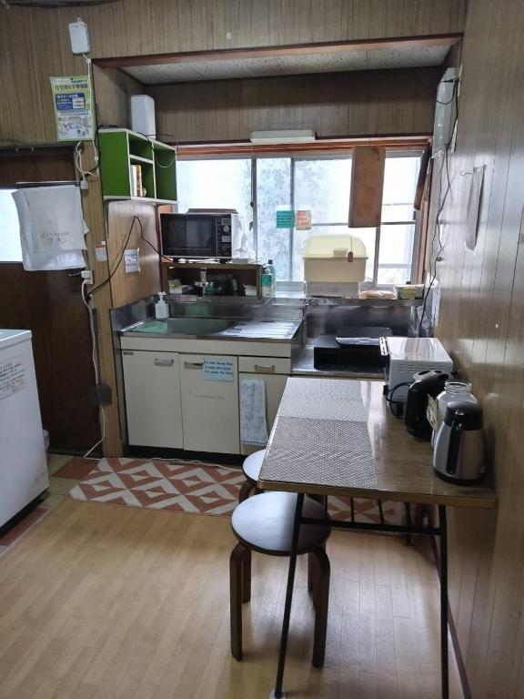 Kuchyň nebo kuchyňský kout v ubytování Hostel みんか松本