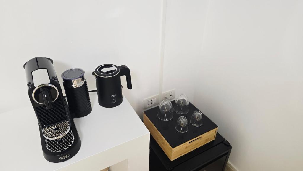 Příslušenství pro přípravu čaje a kávy v ubytování MaVa ROOMS
