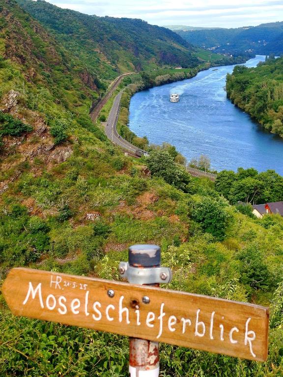 a sign on the side of a hill overlooking a river at Ferienwohnung Brigatt in Klotten
