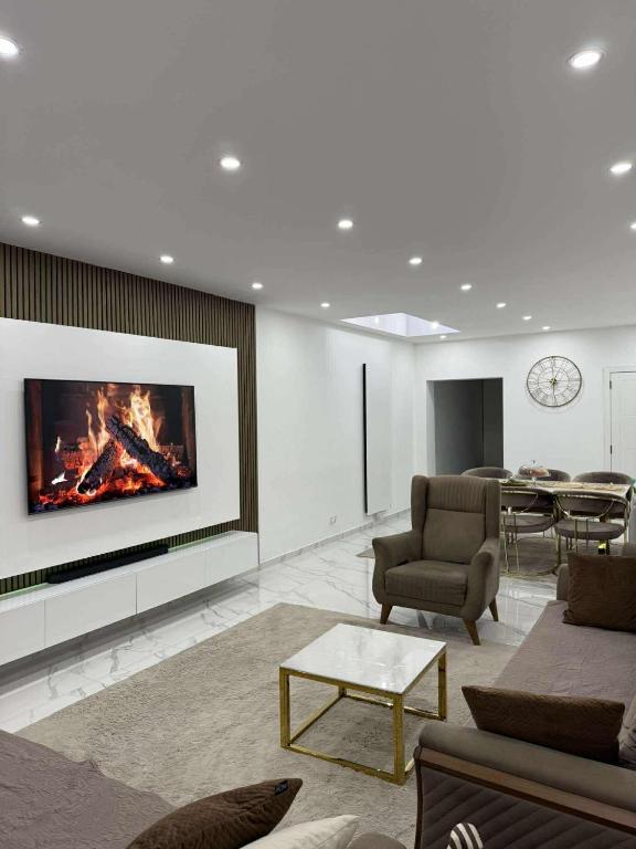 een woonkamer met een open haard in de muur bij House for TOMMORLAND 700 m in Boom 2850 in Boom