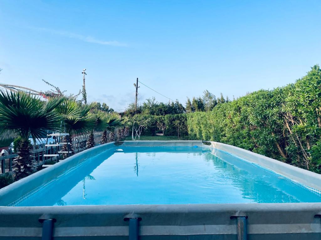 Bazén v ubytování Bungalow avec piscine nebo v jeho okolí
