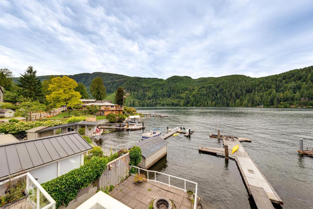 Fotografie z fotogalerie ubytování Waterfront Home on Lake Samish with Hot Tub and Dock! v destinaci Bellingham