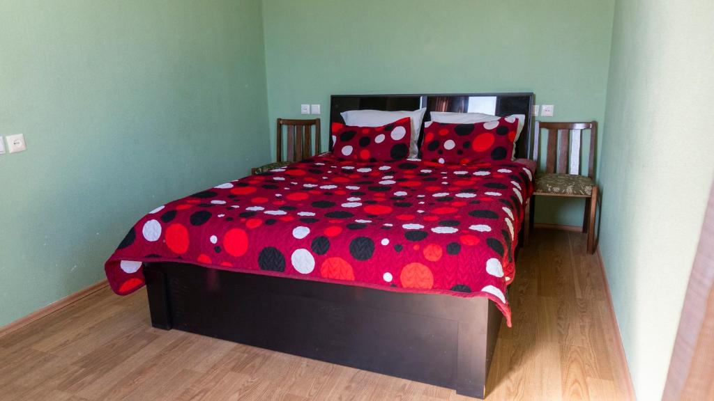 Postel nebo postele na pokoji v ubytování Sighnaghi Hotel Fence Door&Сигнахи Отель Ворота Крепости&სიღნაღი სასტუმრო გალავნის კარი