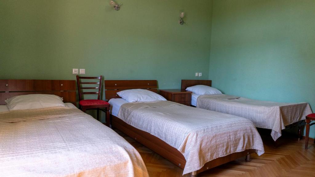 Postel nebo postele na pokoji v ubytování Sighnaghi Hotel Fence Door&Сигнахи Отель Ворота Крепости&სიღნაღი სასტუმრო გალავნის კარი
