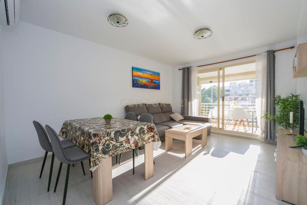 een woonkamer met een tafel en een bank bij Ático Manzanera Calpe in Calpe