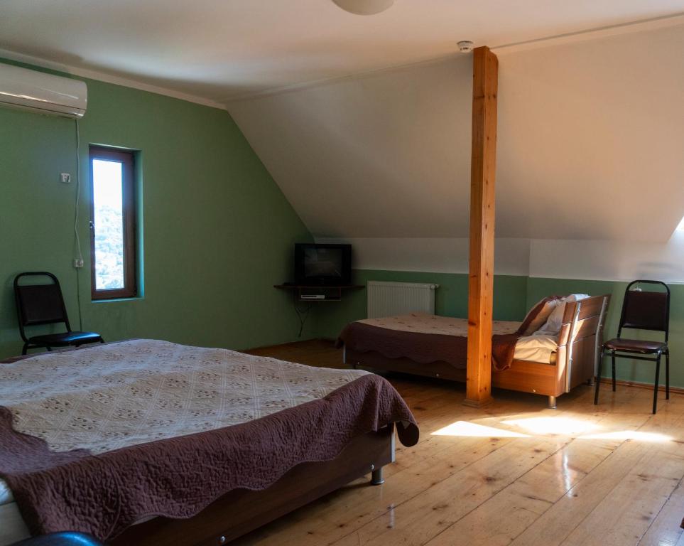 Postel nebo postele na pokoji v ubytování Sighnaghi Hotel Fence Door&Сигнахи Отель Ворота Крепости&სიღნაღი სასტუმრო გალავნის კარი