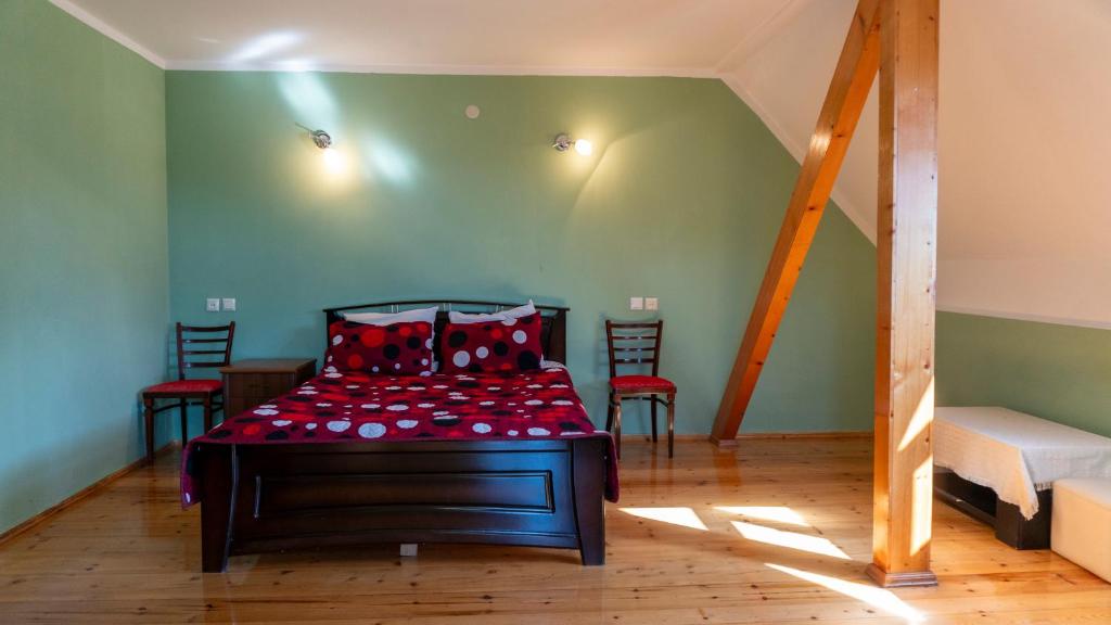Postel nebo postele na pokoji v ubytování Sighnaghi Hotel Fence Door&Сигнахи Отель Ворота Крепости&სიღნაღი სასტუმრო გალავნის კარი