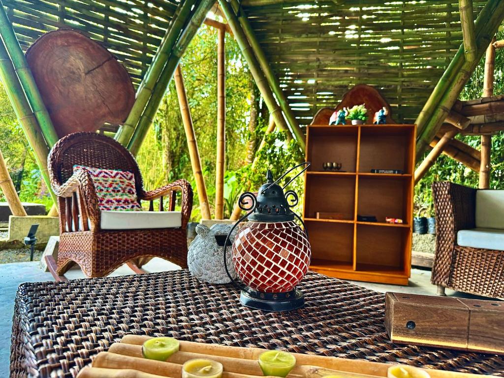 Posedenie v ubytovaní Cabaña privada Glamping via a termales