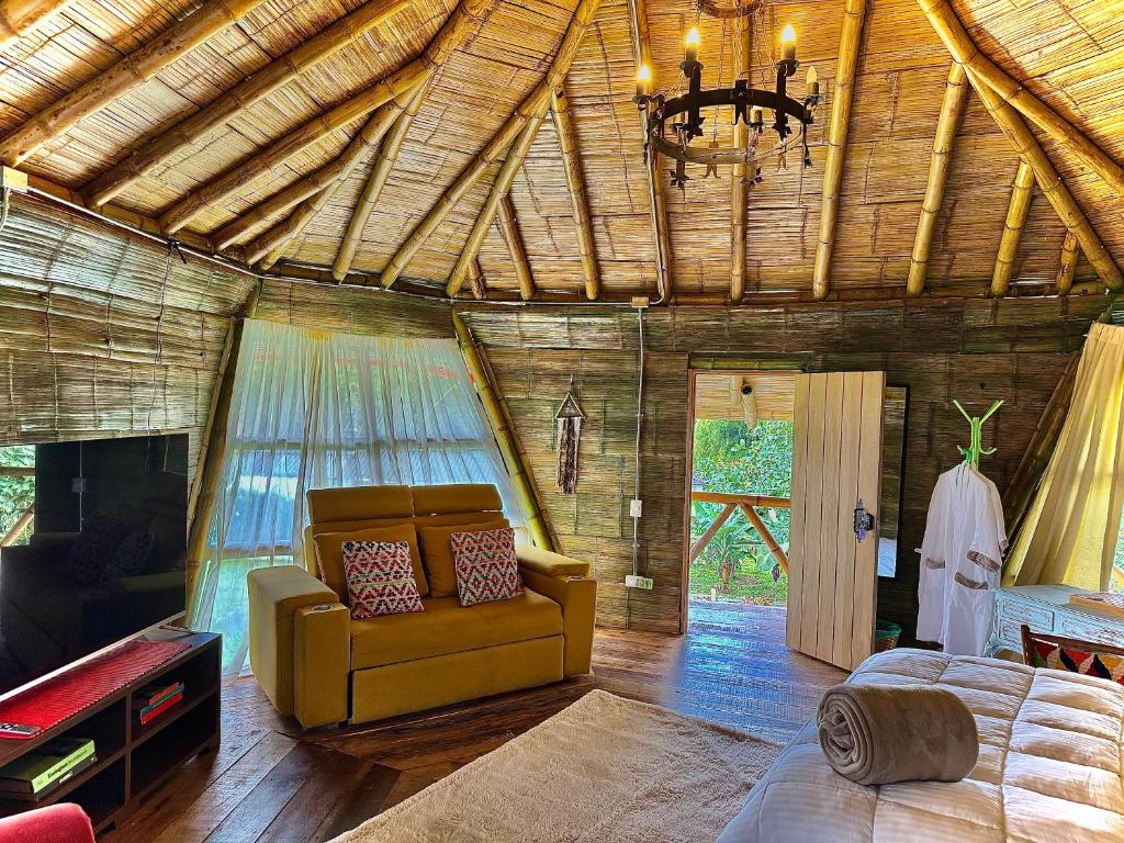 Posedenie v ubytovaní Cabaña privada Glamping via a termales