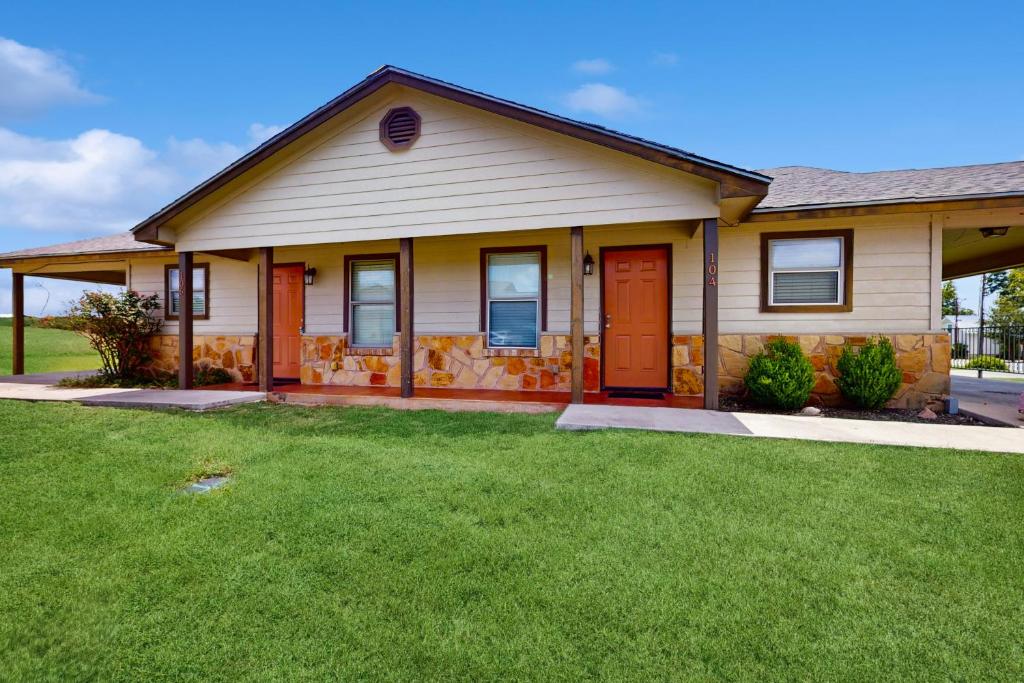 una casa con césped delante en Llano River Getaway, en Kingsland