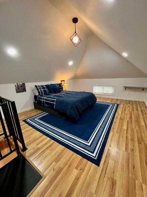 Zona de estar de NYC-Style Loft with Secret Entrance - Just 6 Miles from Times Square