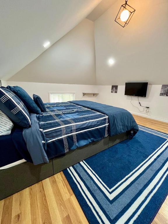 Cama o camas de una habitación en NYC-Style Loft with Secret Entrance - Just 6 Miles from Times Square
